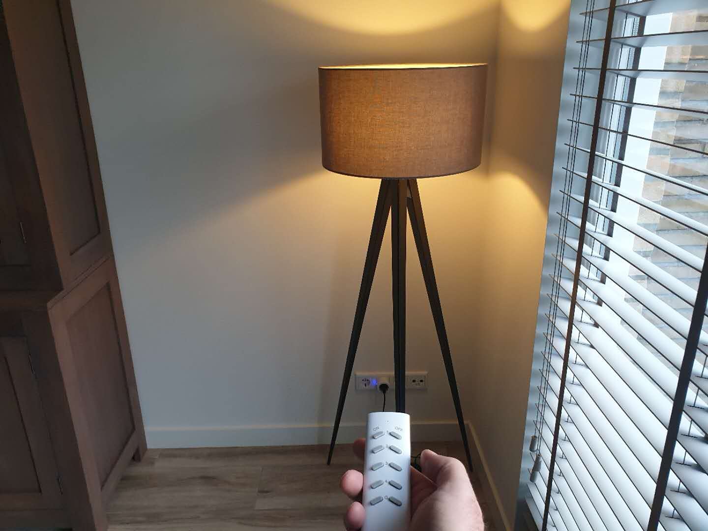 SEC 24 Funksteckdosen mit Fernbedienung, 3680 Watt Funksteckdose, Programmierbar Schaltbar Steckdose, 3 Steckdosen MIT 1 Fernbedienung, für Innen Weihnachtsschmuck und Houshaltsgeräte, Weiß – Bild 3